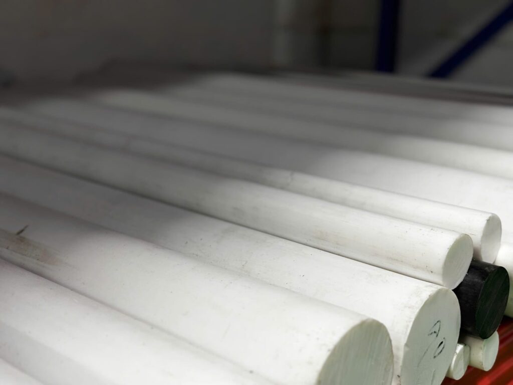 Bó cây PTFE trắng tròn đặc nằm trên kệ