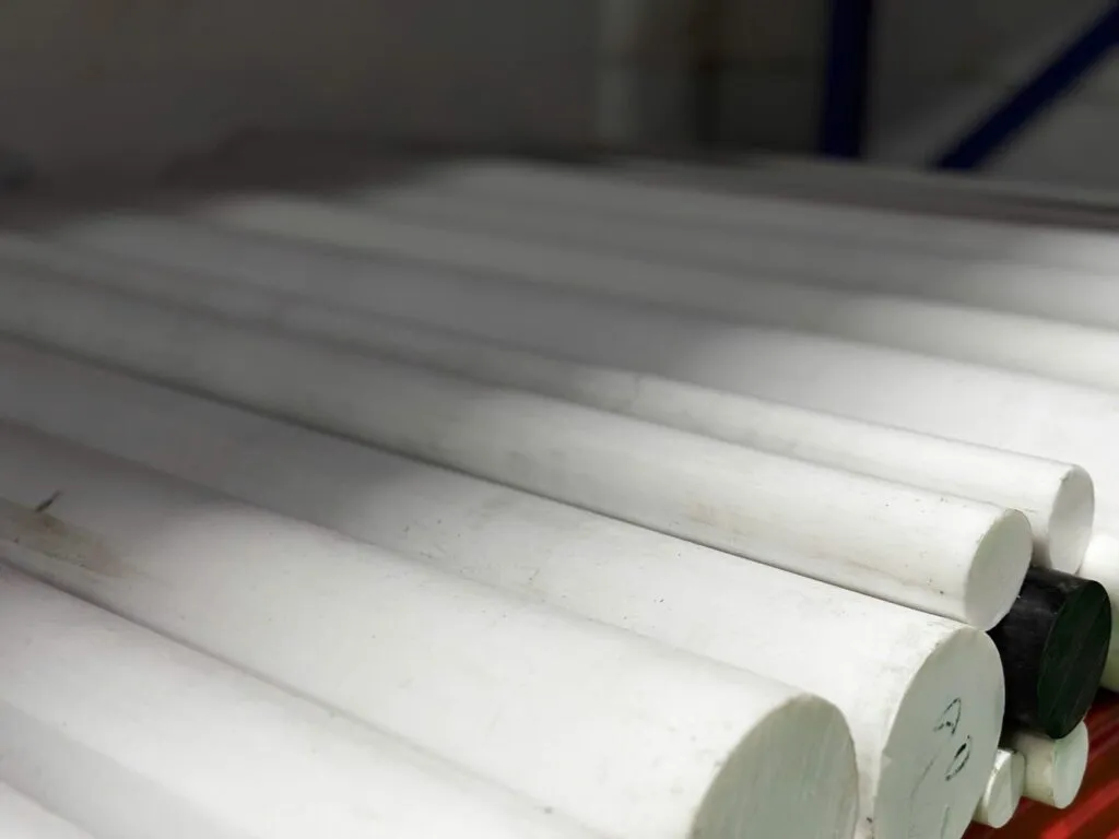 Bó cây PTFE trắng tròn đặc nằm trên kệ