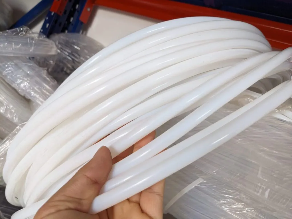 Bó ống teflon trắng đục uốn cong trên tay