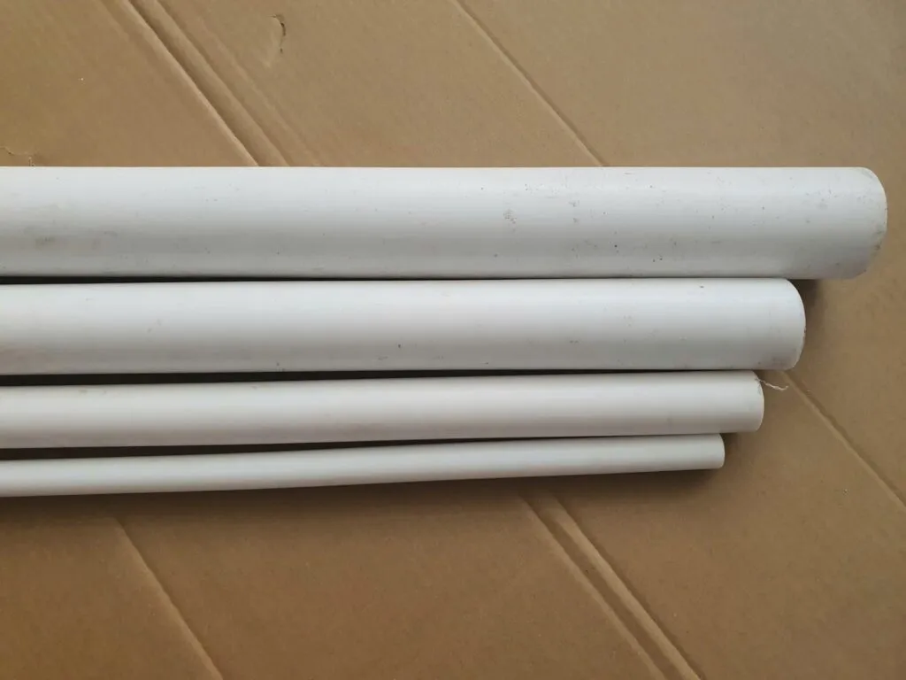 Bốn cây teflon trắng nằm trên bìa giấy