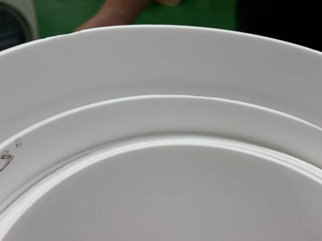 Các lớp tấm teflon dày cuộn tròn trên sàn