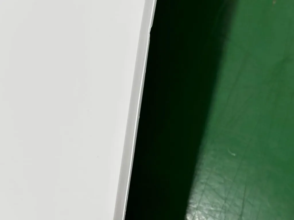 Cạnh tấm teflon dày đặt đứng