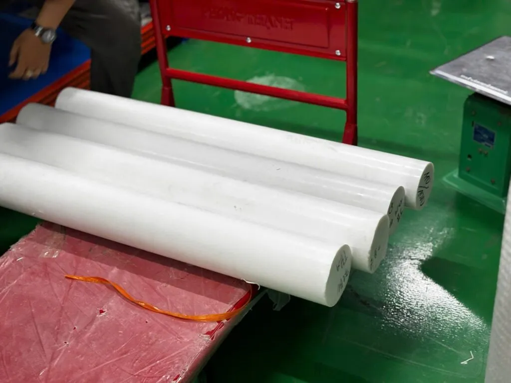 Cây teflon phi lớn đặt trên bàn cắt