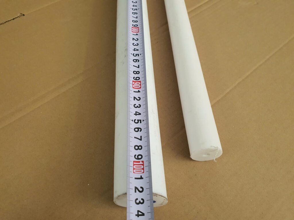 Cây teflon trắng đặt cạnh thước dây