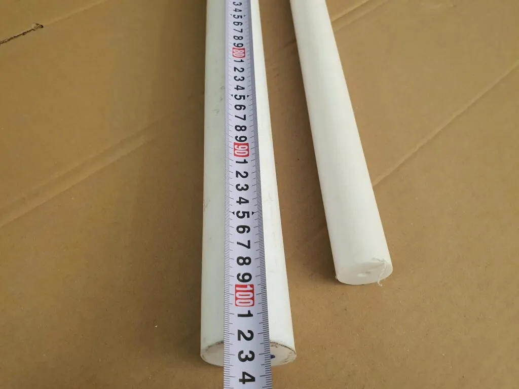 Cây teflon trắng đặt cạnh thước dây