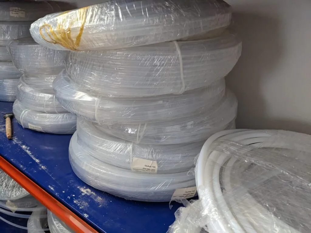 Chồng cuộn ống PFA trên kệ xanh