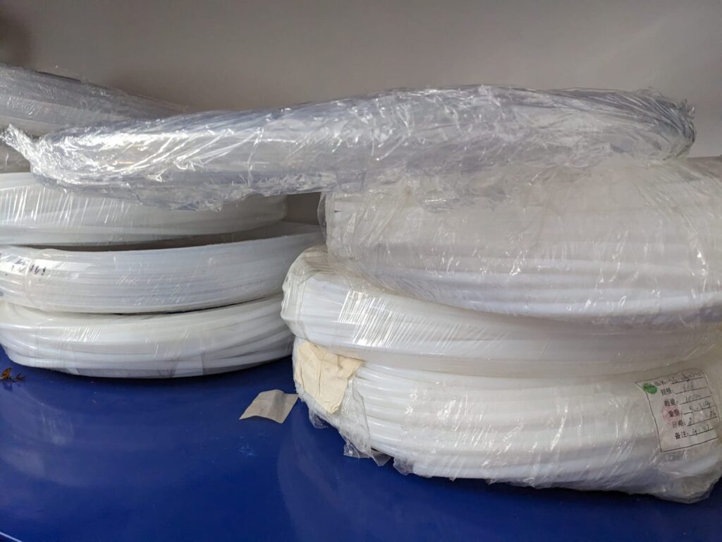 Chồng cuộn ống PFA trong và ống trắng trên kệ