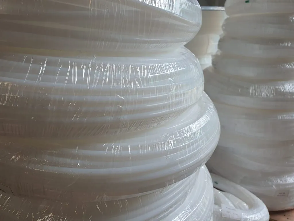 Chồng cuộn ống teflon trắng bọc màng co