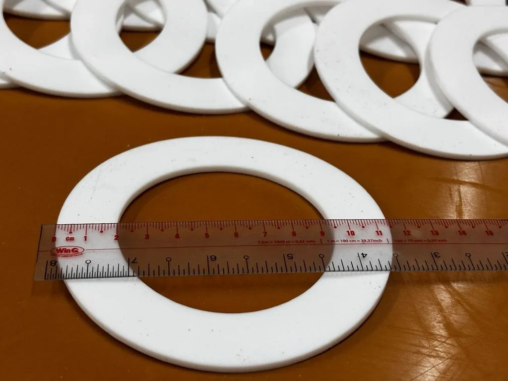 Chồng vòng gioăng teflon trên bàn