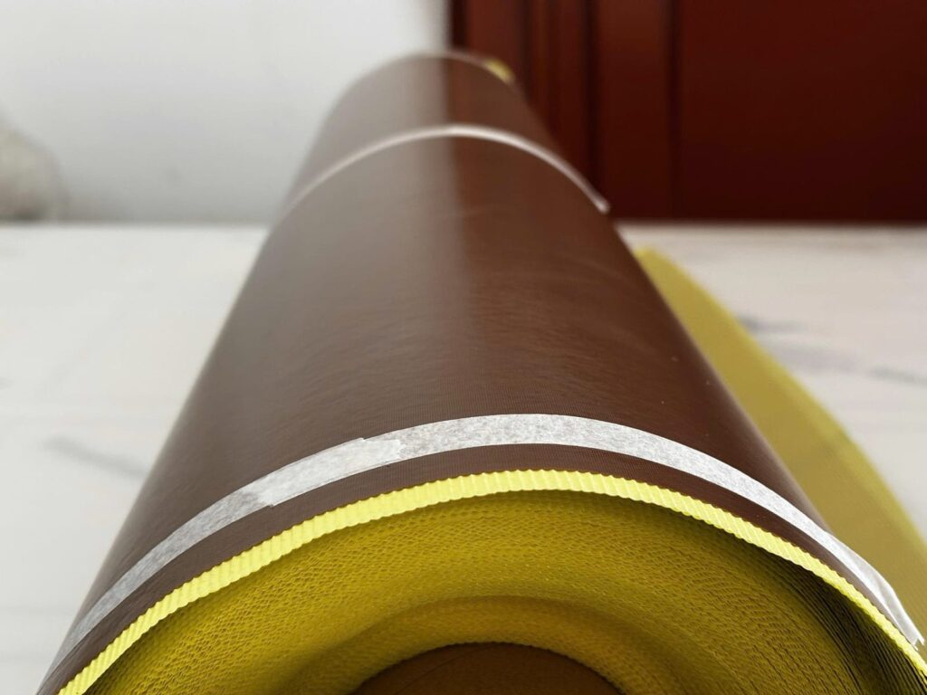 Cuộn băng keo vải teflon nằm ngang trên bàn