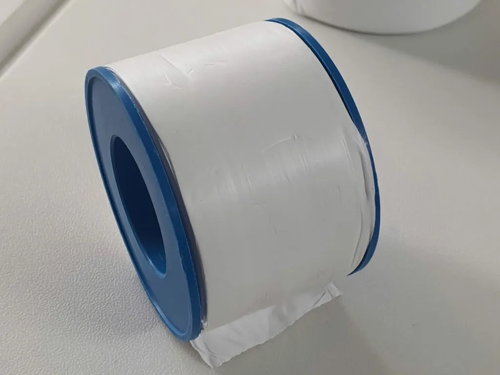 Cuộn băng tan bản rộng nằm nghiêng trên bàn