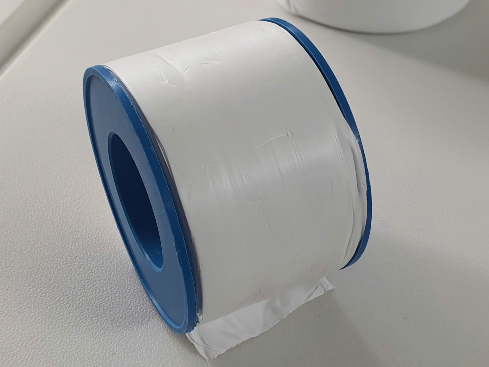Teflon tape là gì: băng tan PTFE quấn ren ống, độ dày, khổ và cách quấn đúng chiều