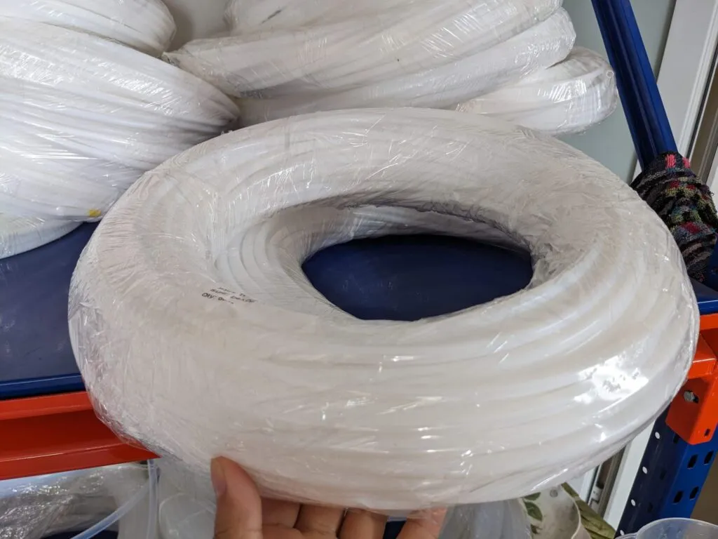 Cuộn ống PFA dày cầm trên tay tại kho