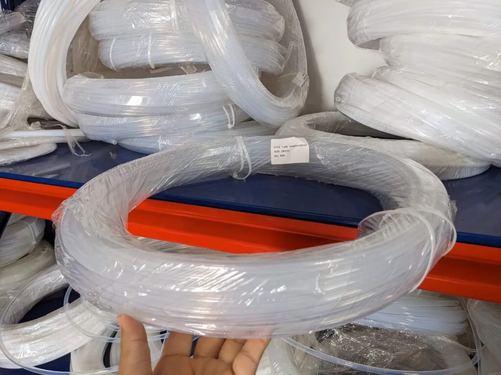 Cuộn ống PFA trong đỡ trên tay trước kệ hàng