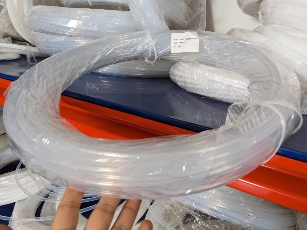 Cuộn ống PFA trong suốt đặt trên kệ thép