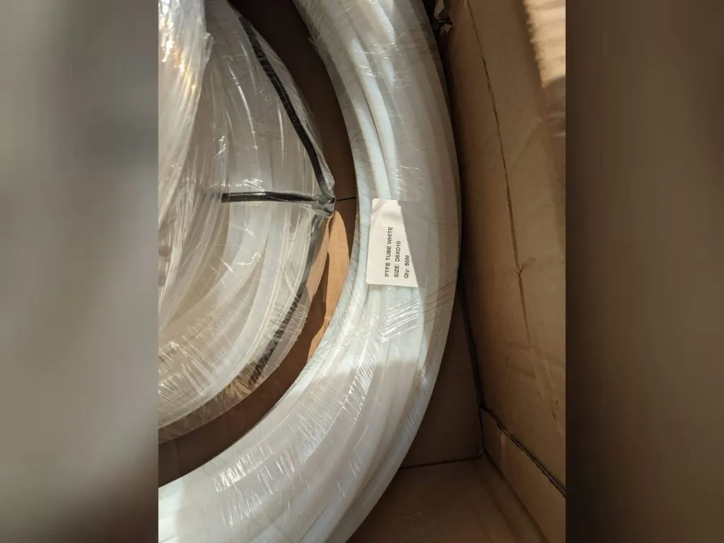 Cuộn ống teflon dán nhãn đặt trong thùng giấy