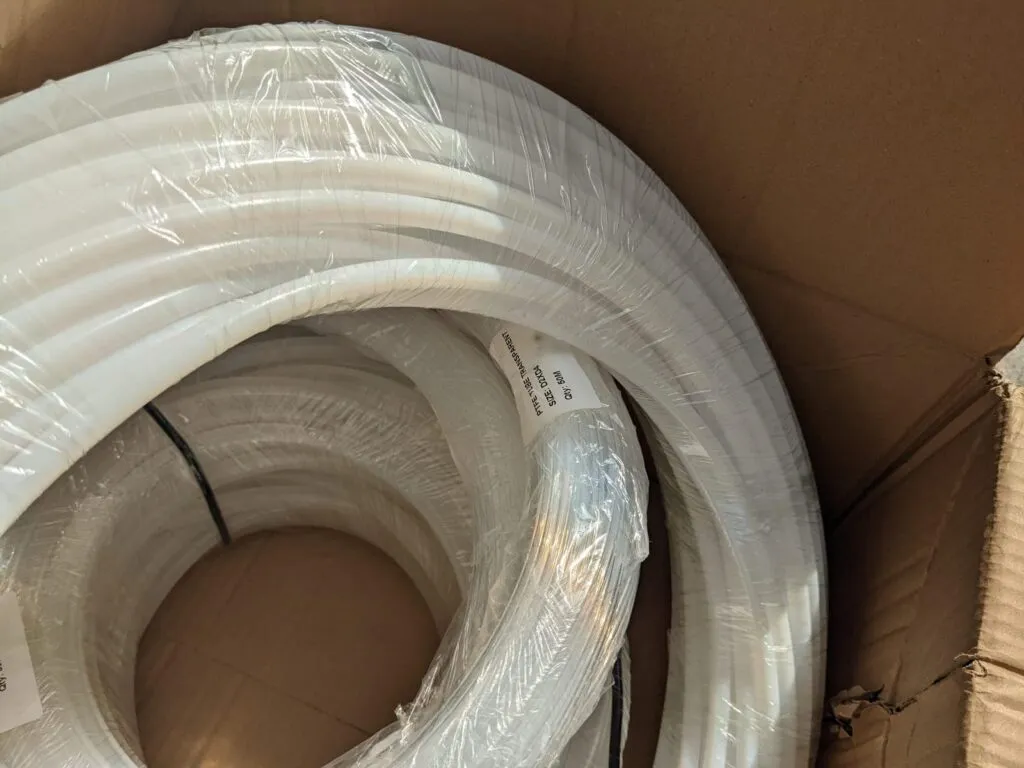 Cuộn ống teflon lớn quấn nhiều vòng trong thùng