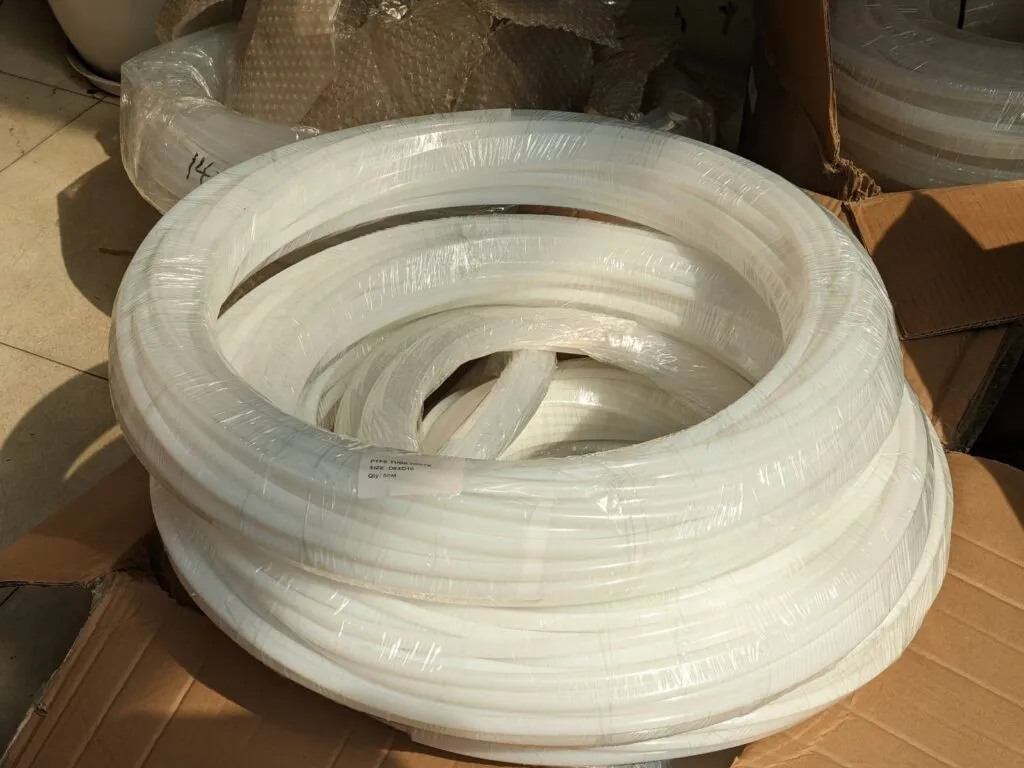 Cuộn ống teflon lớn quấn rộng đặt trên thùng