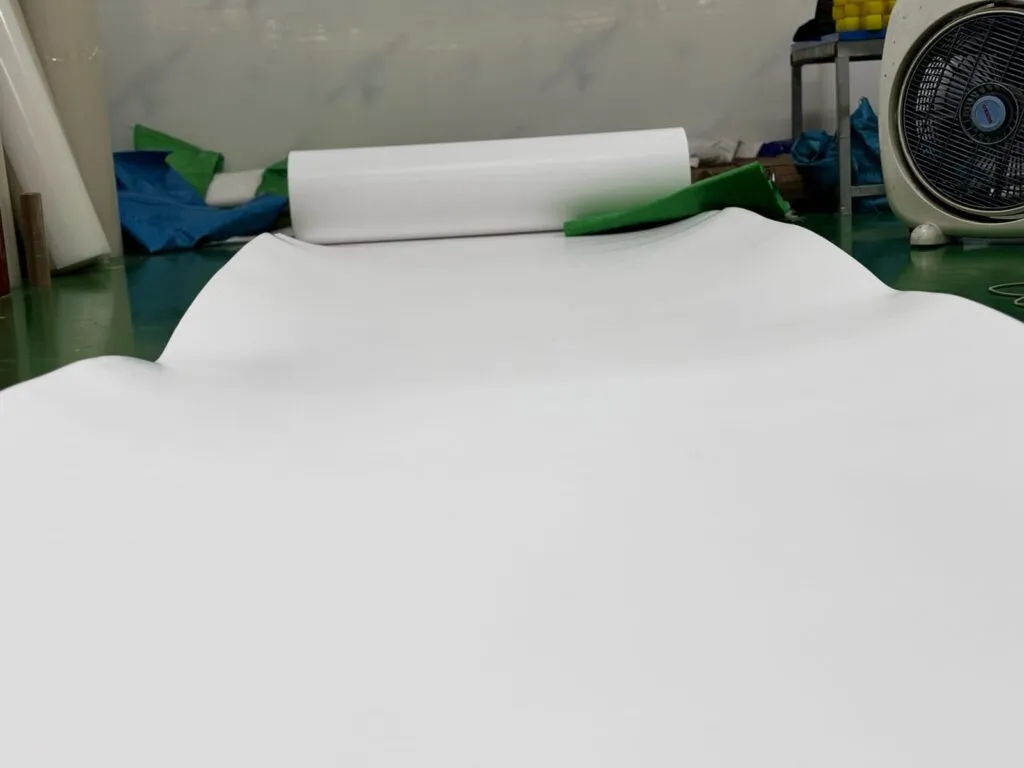 Cuộn tấm PTFE trắng trải dài trên sàn kho