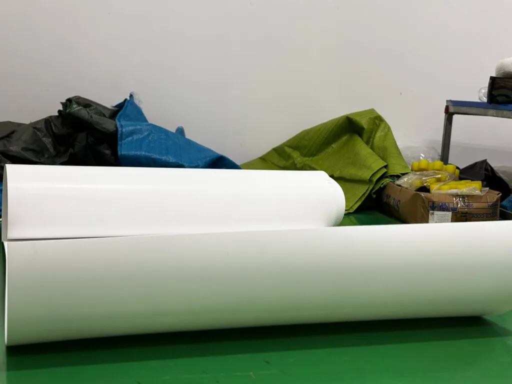 Cuộn tấm PTFE trắng trải trên sàn kho