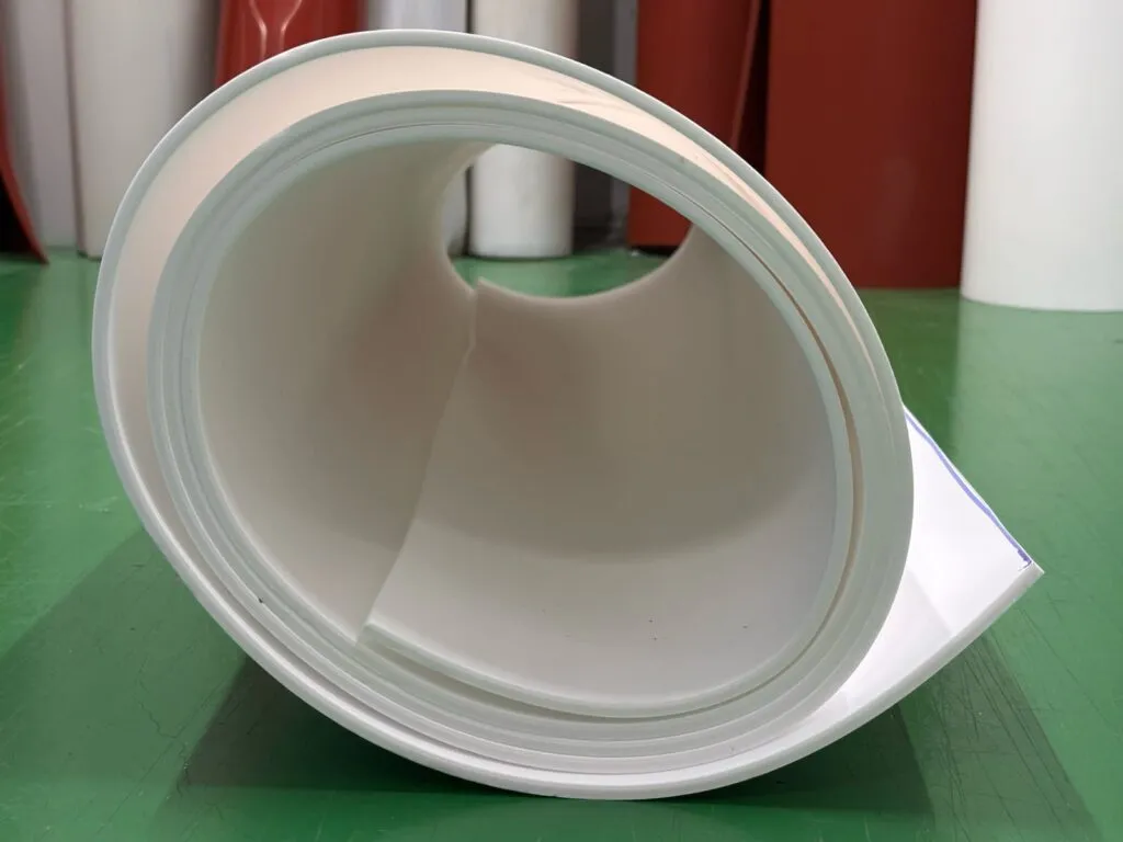 Cuộn tấm teflon dày quấn lỏng trên sàn kho
