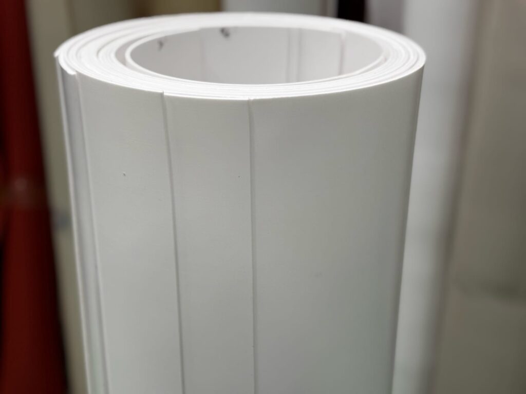 Cuộn tấm teflon dựng đứng trong kho