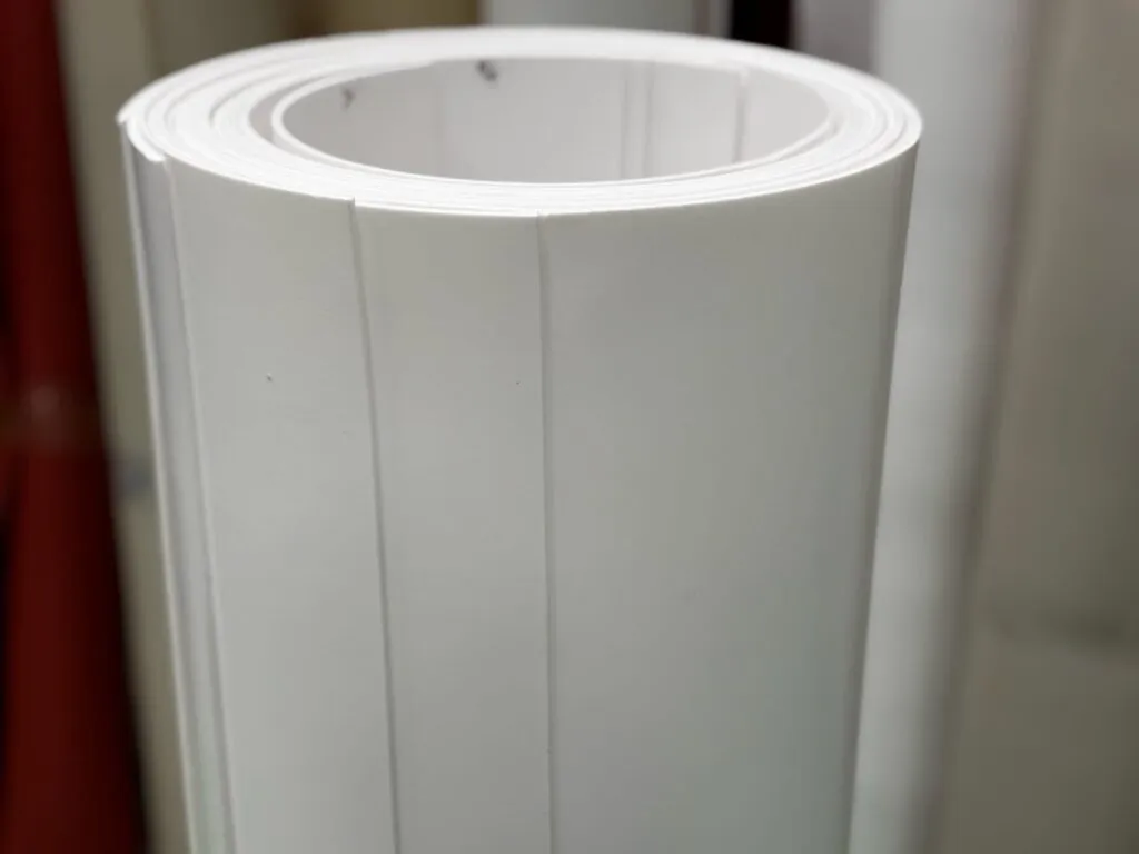 Cuộn tấm teflon dựng đứng trong kho