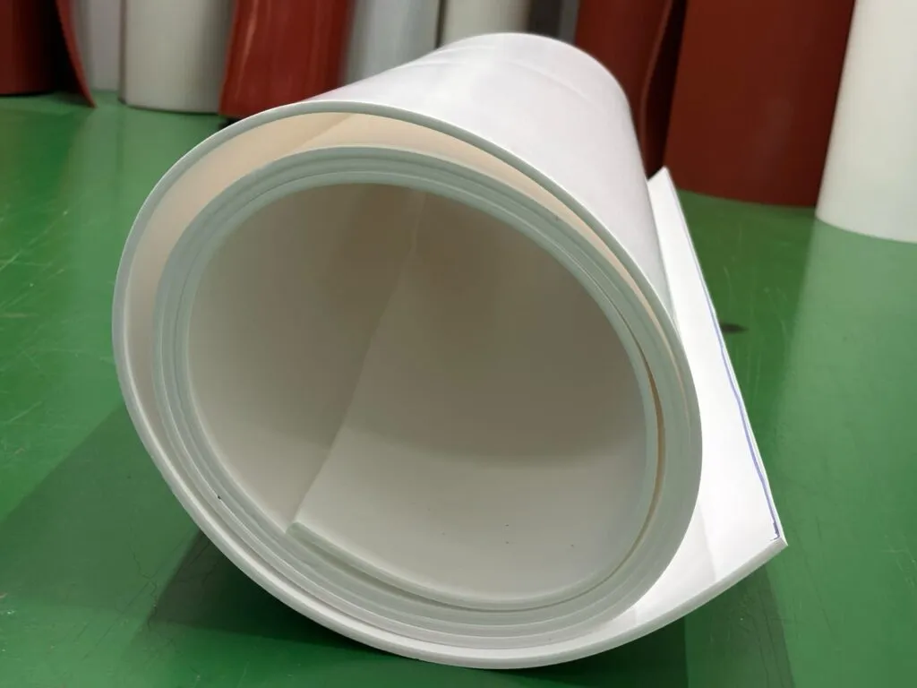 Cuộn tấm teflon trắng đặt nghiêng trên sàn xanh