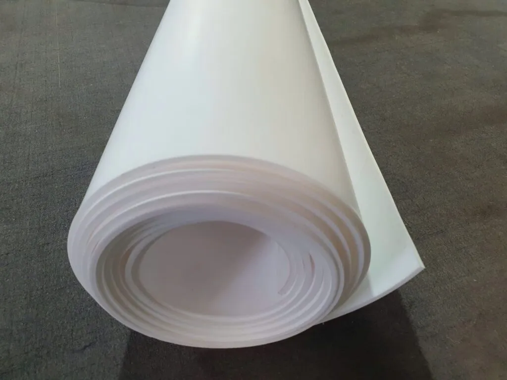 Cuộn tấm teflon trắng đặt trên sàn kho