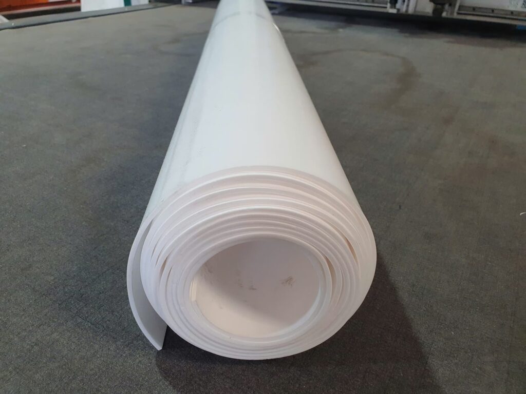 Cuộn tấm PTFE trắng dựng trên sàn kho