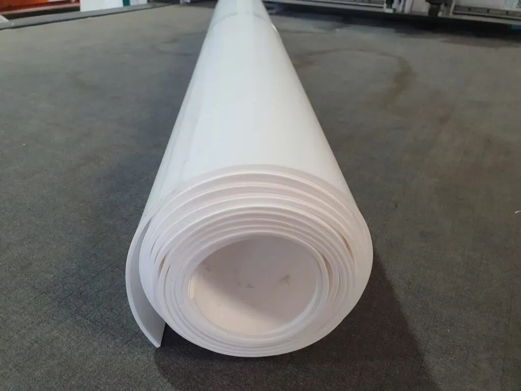 Cuộn tấm PTFE trắng dựng trên sàn kho