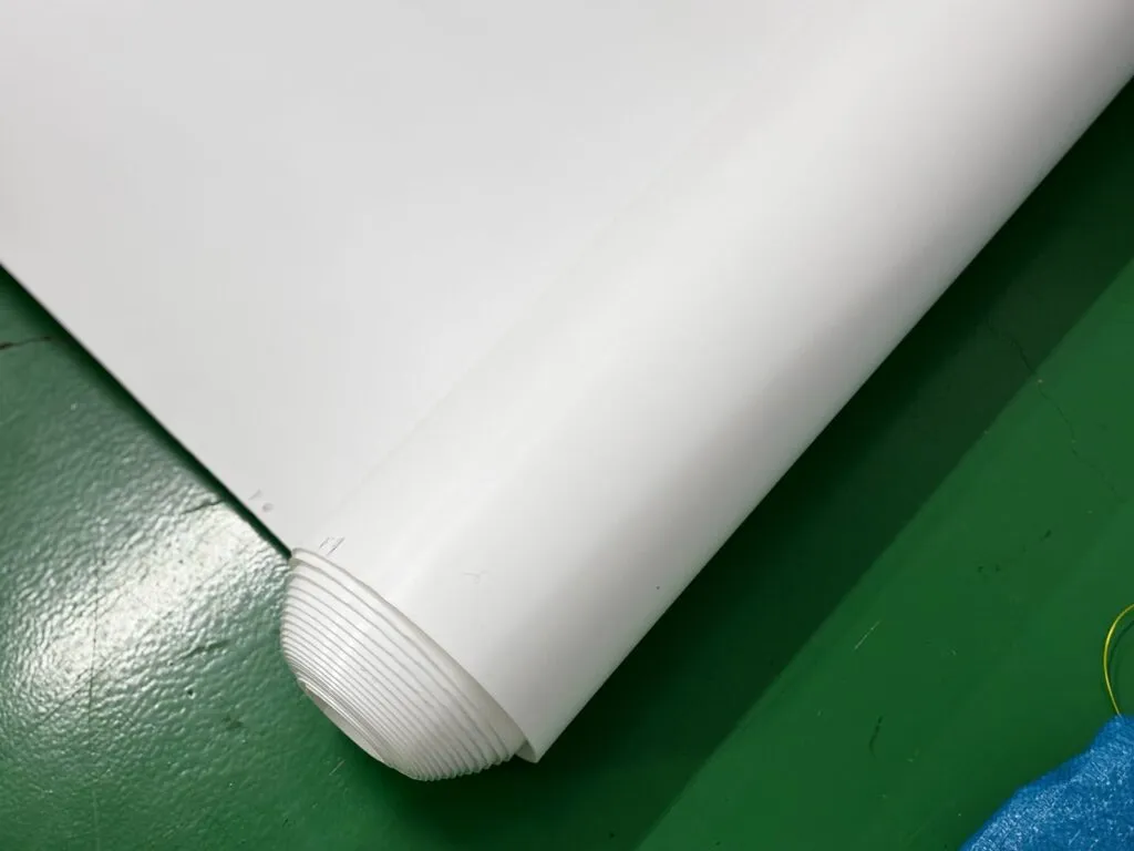 Cuộn teflon mỏng trải ra trên sàn