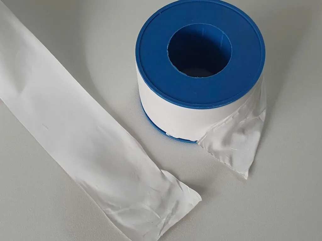 Dải băng tan PTFE trắng trải ra cạnh cuộn