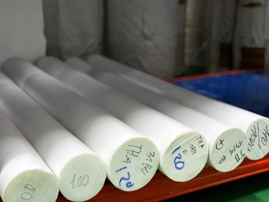 Đầu cây teflon ghi số 100 trên kệ