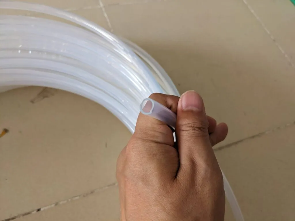 Đầu ống PFA trong cầm giữa ngón tay cạnh cuộn