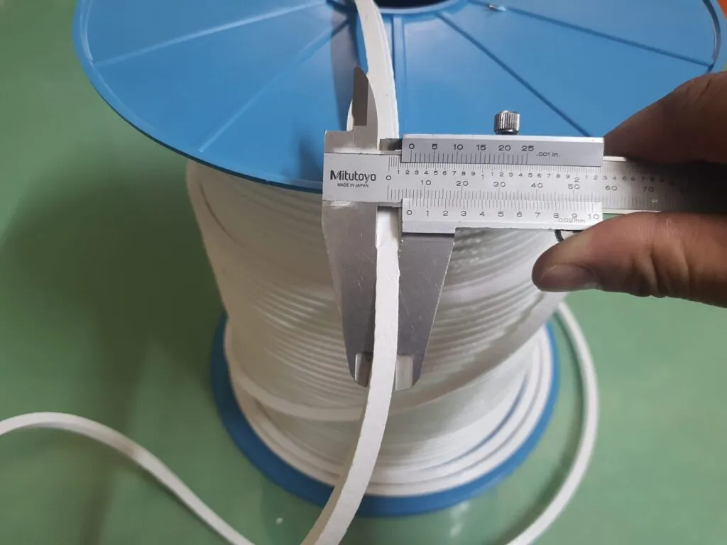 Đo cạnh dây tết chèn PTFE bằng thước kẹp