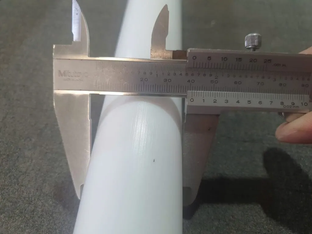 Đo cây teflon lớn bằng thước kẹp