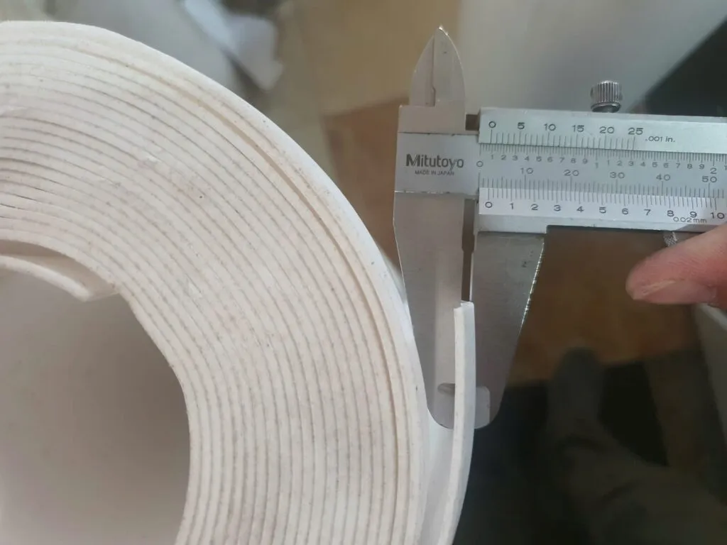 Đo độ dày lớp tấm teflon trên cuộn bằng thước kẹp