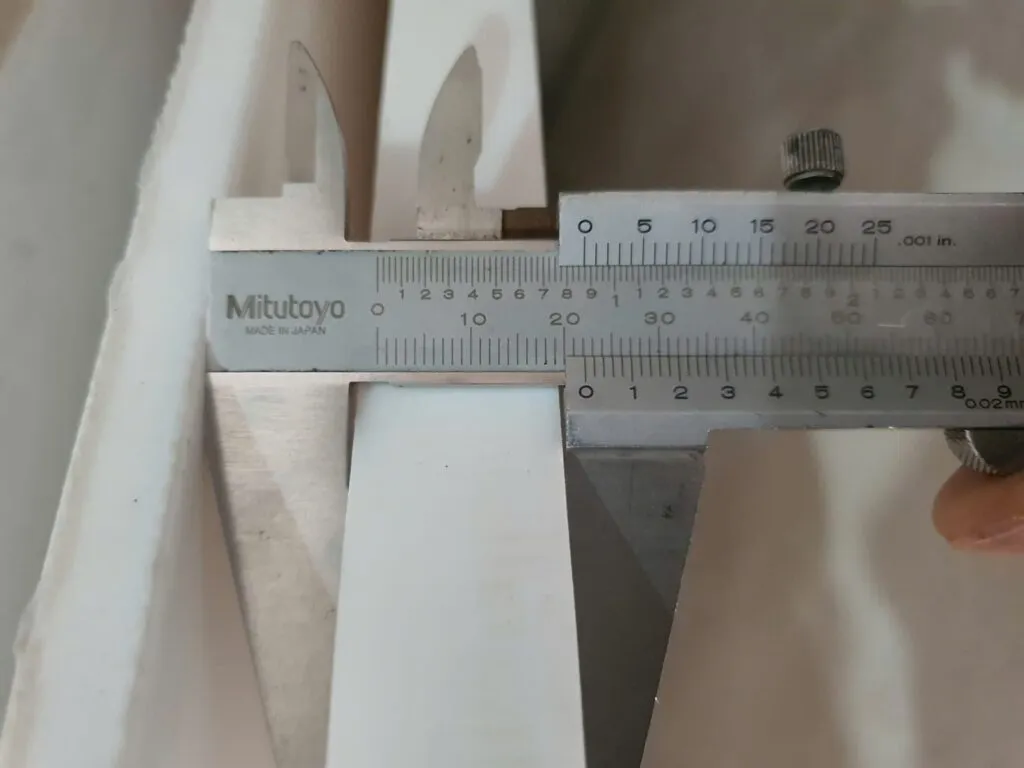 Đo độ dày tấm teflon bằng thước kẹp Mitutoyo