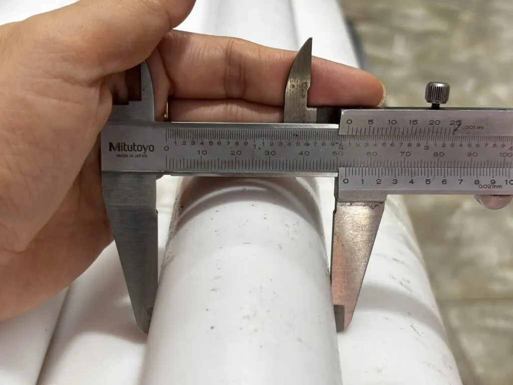 Đo đường kính cây teflon phi lớn bằng thước kẹp