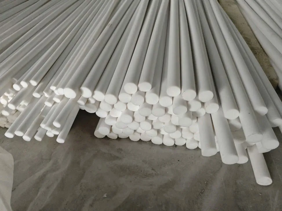 Đống cây teflon trắng xếp trên sàn