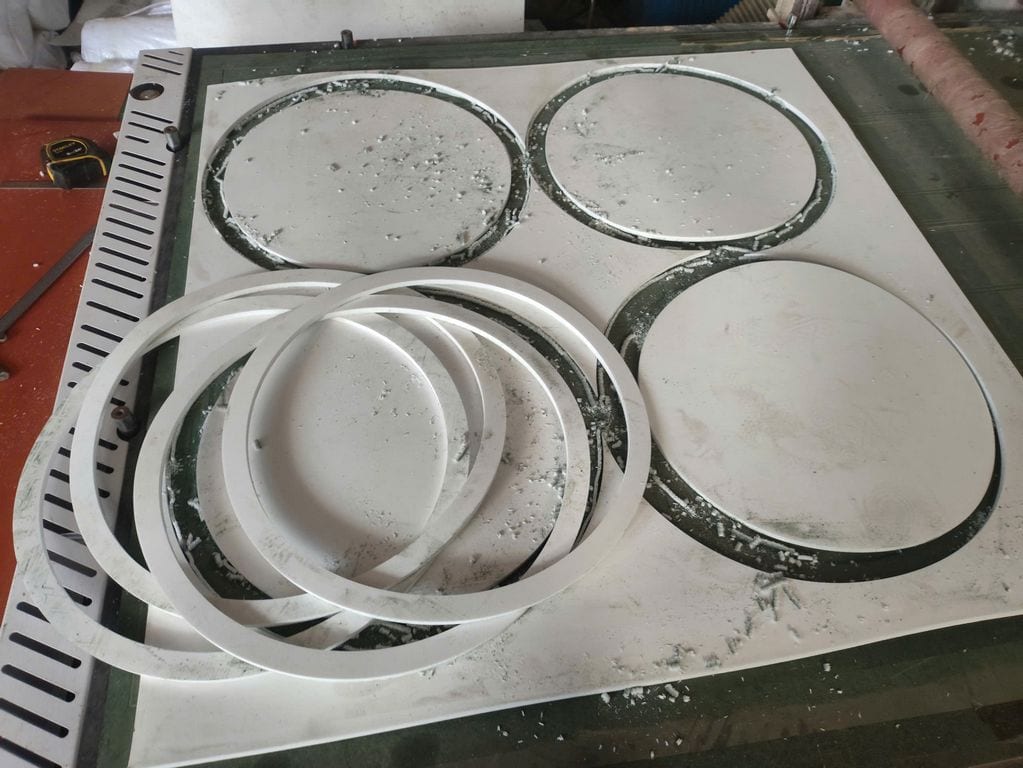 Gioăng teflon vòng tròn vừa cắt trên bàn máy