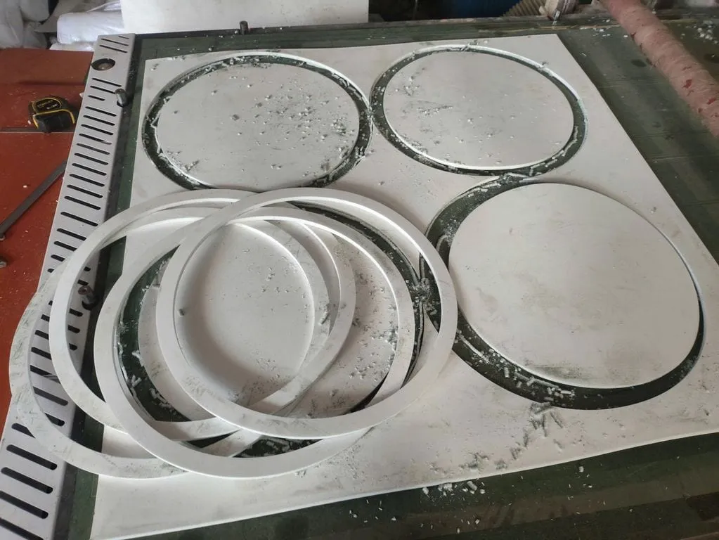 Gioăng teflon vòng tròn vừa cắt trên bàn máy