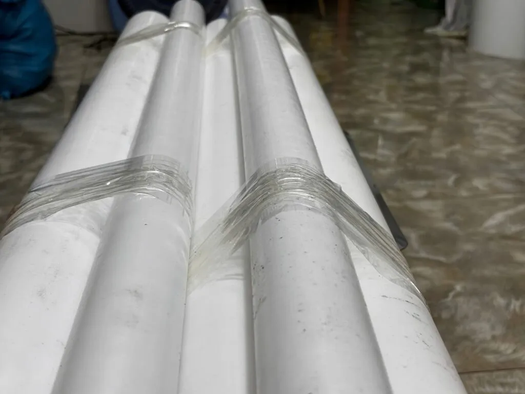Hai bó cây PTFE trắng bọc màng
