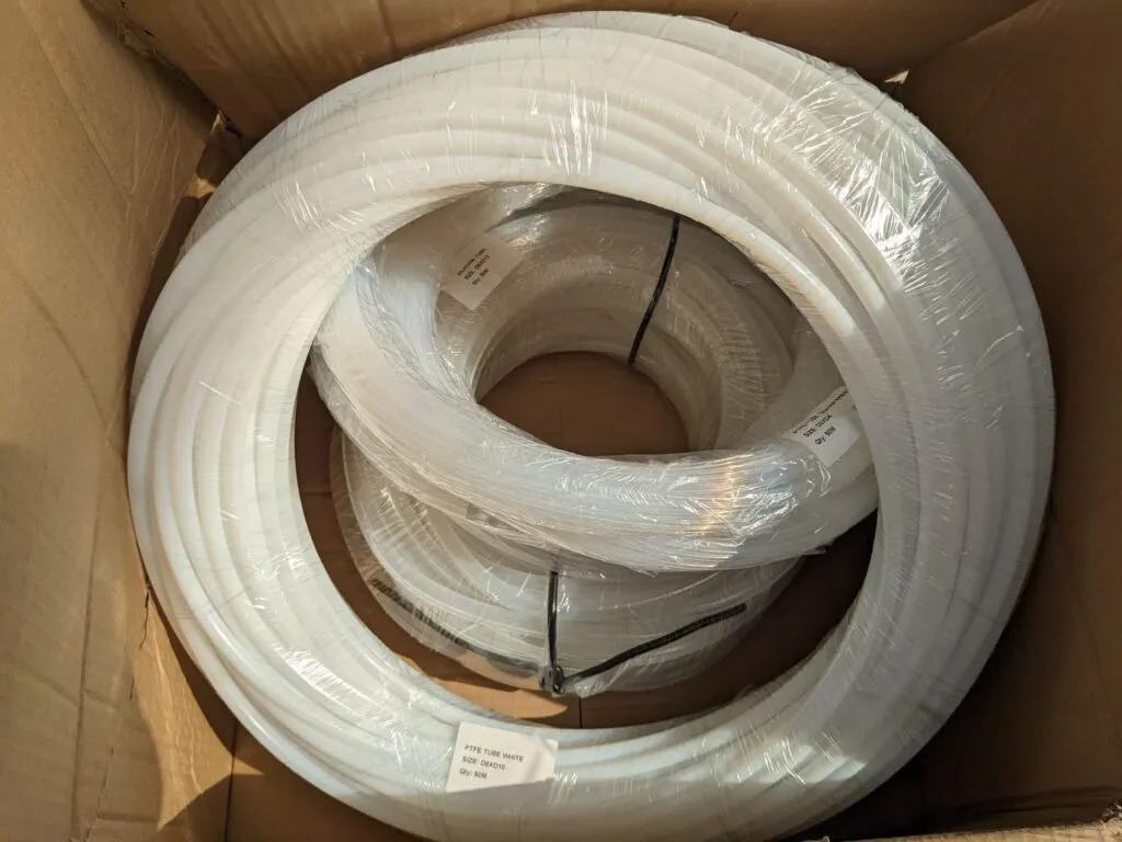 Cuộn ống teflon cỡ lớn trong thùng giấy