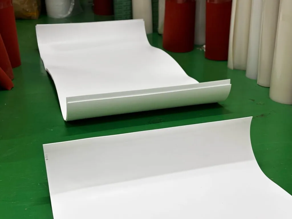 Hai tấm teflon trắng trải trên sàn kho