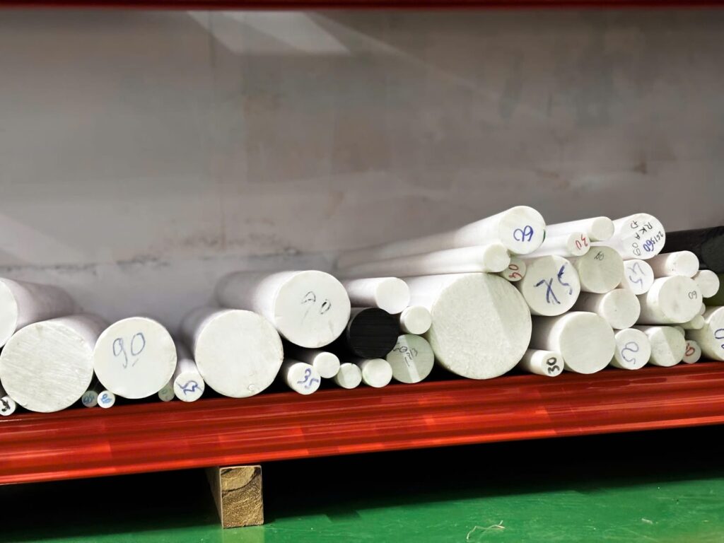 Kệ cây teflon ghi phi ở đầu cây