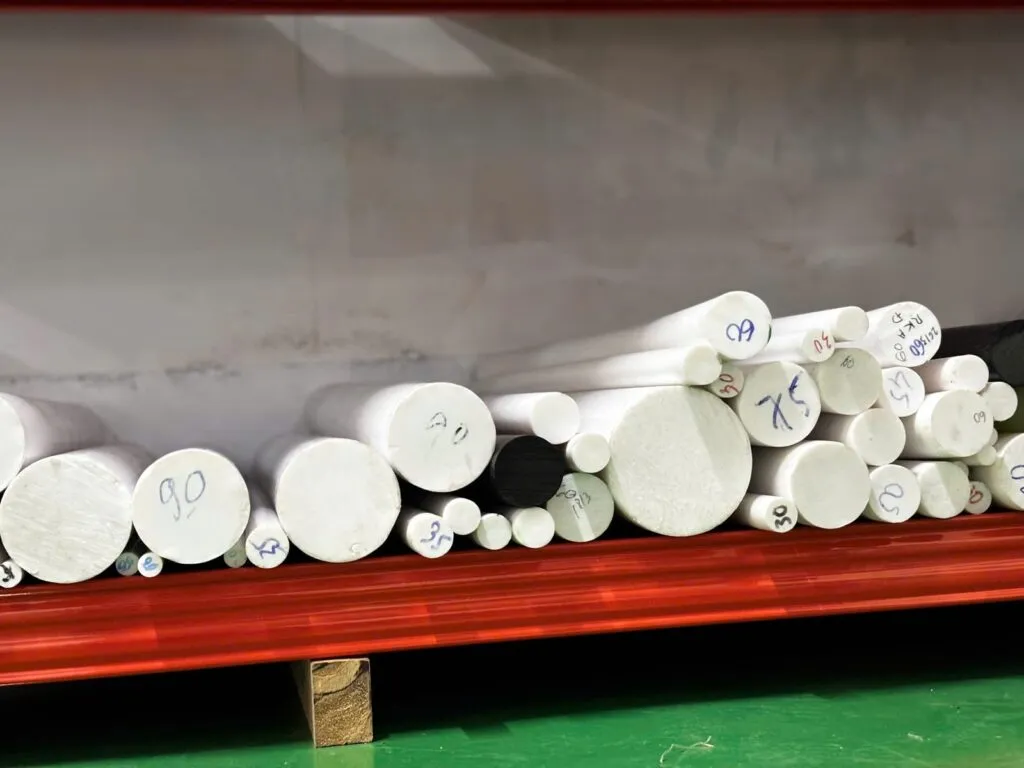 Kệ cây teflon ghi phi ở đầu cây