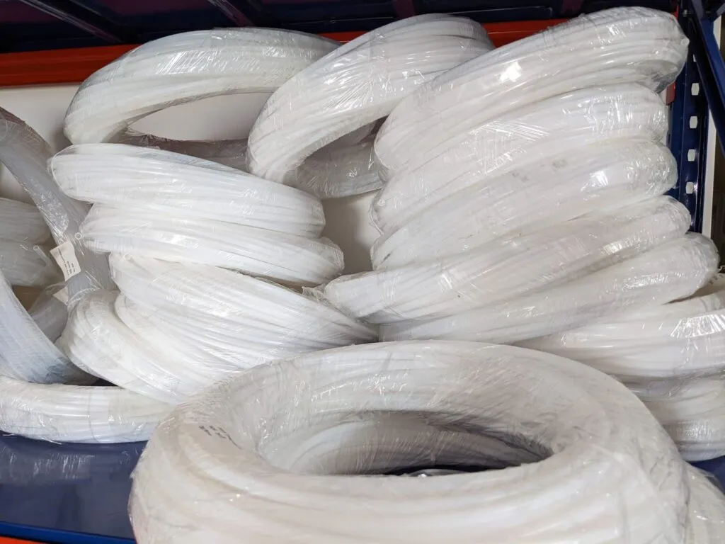 Kệ chứa nhiều cuộn ống teflon trắng các cỡ