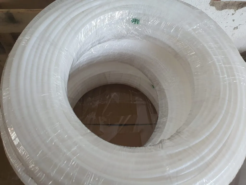 Lòng cuộn ống teflon trắng đục nhìn từ trên